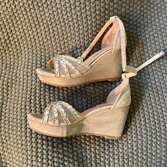 BADGLEY mischka girls wedge sandals with ankle strap. Size 12 - Picture 3 of 4